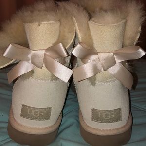 NWOT LIM EDITION COLOR IVORY BAILEY BOW UGG BOOTS